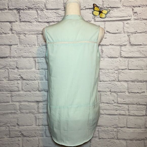 Olive & Oak Sleeveless Partial Button Down Top Size Small - Picture 5 of 7